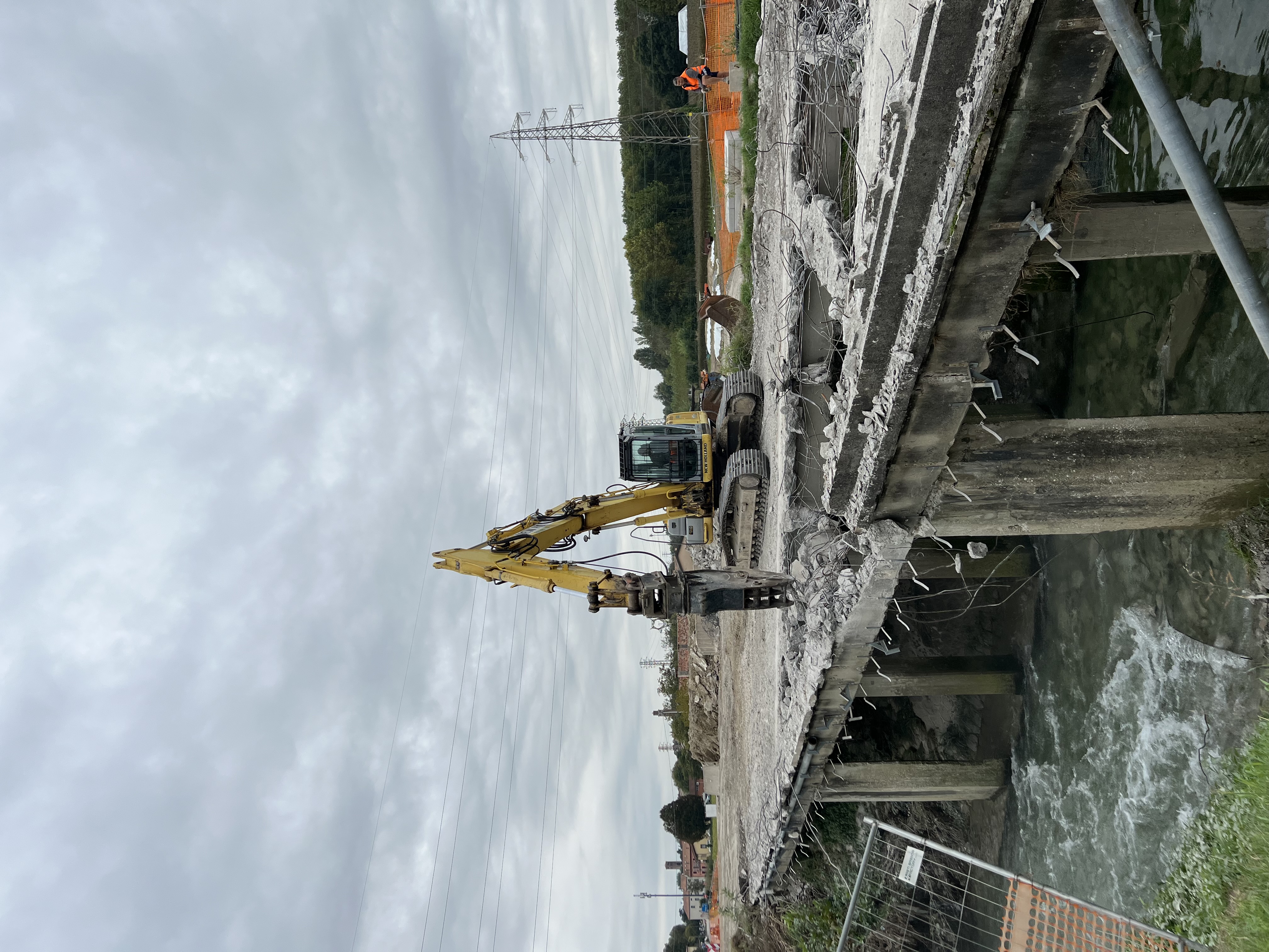 Sicurezza nei Cantieri: Demolizione e Ricostruzione del Ponte