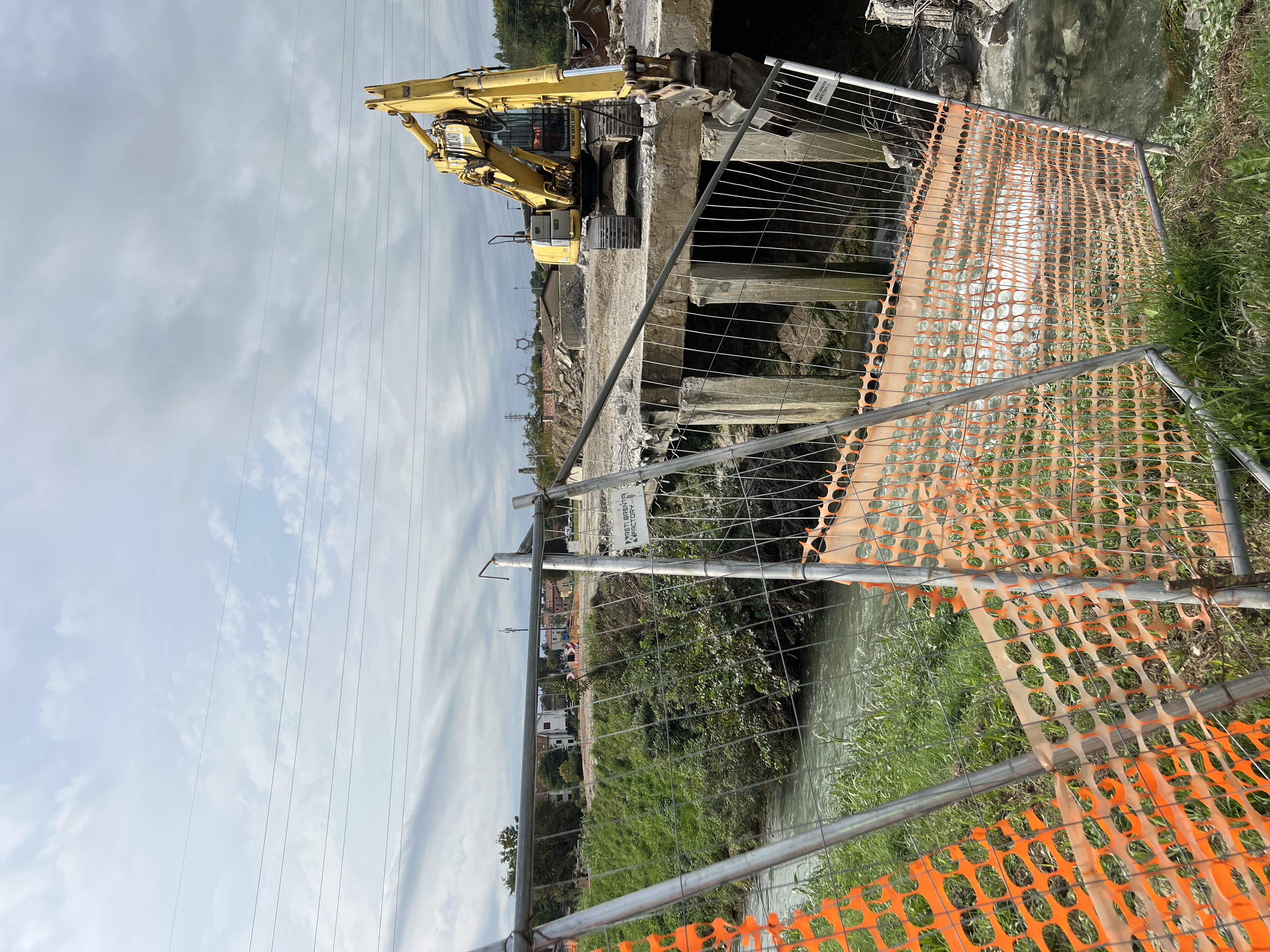 Sicurezza nei Cantieri: Demolizione e Ricostruzione del Ponte