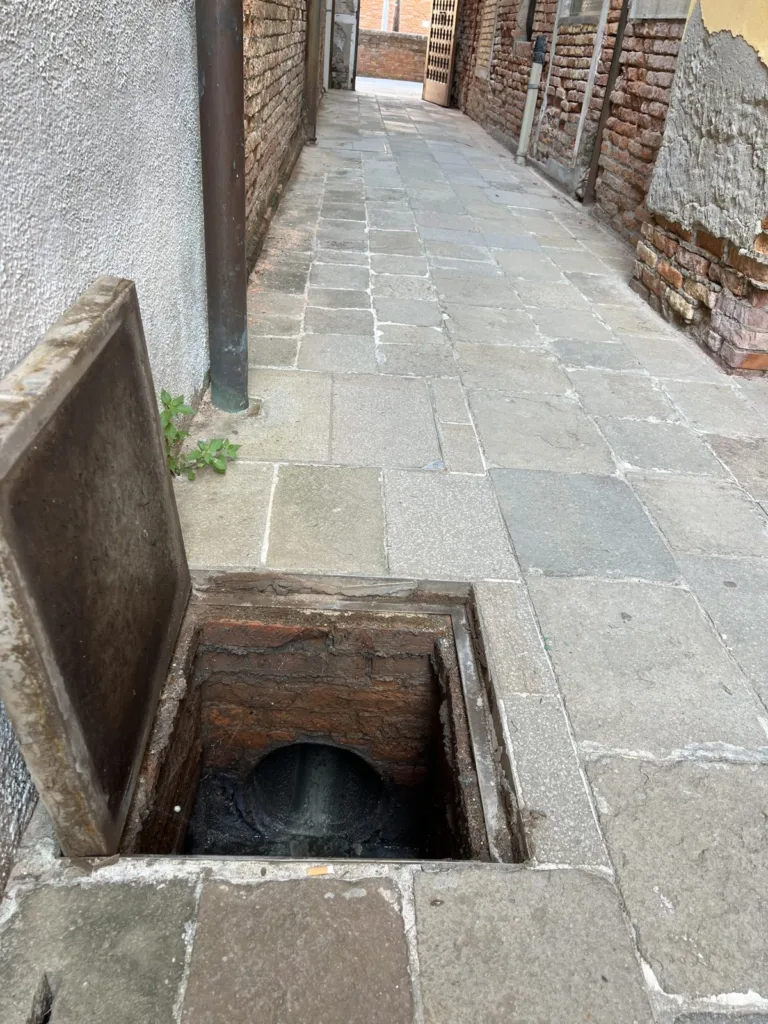 Chiusino d'ispezione aperto in una calle di Venezia